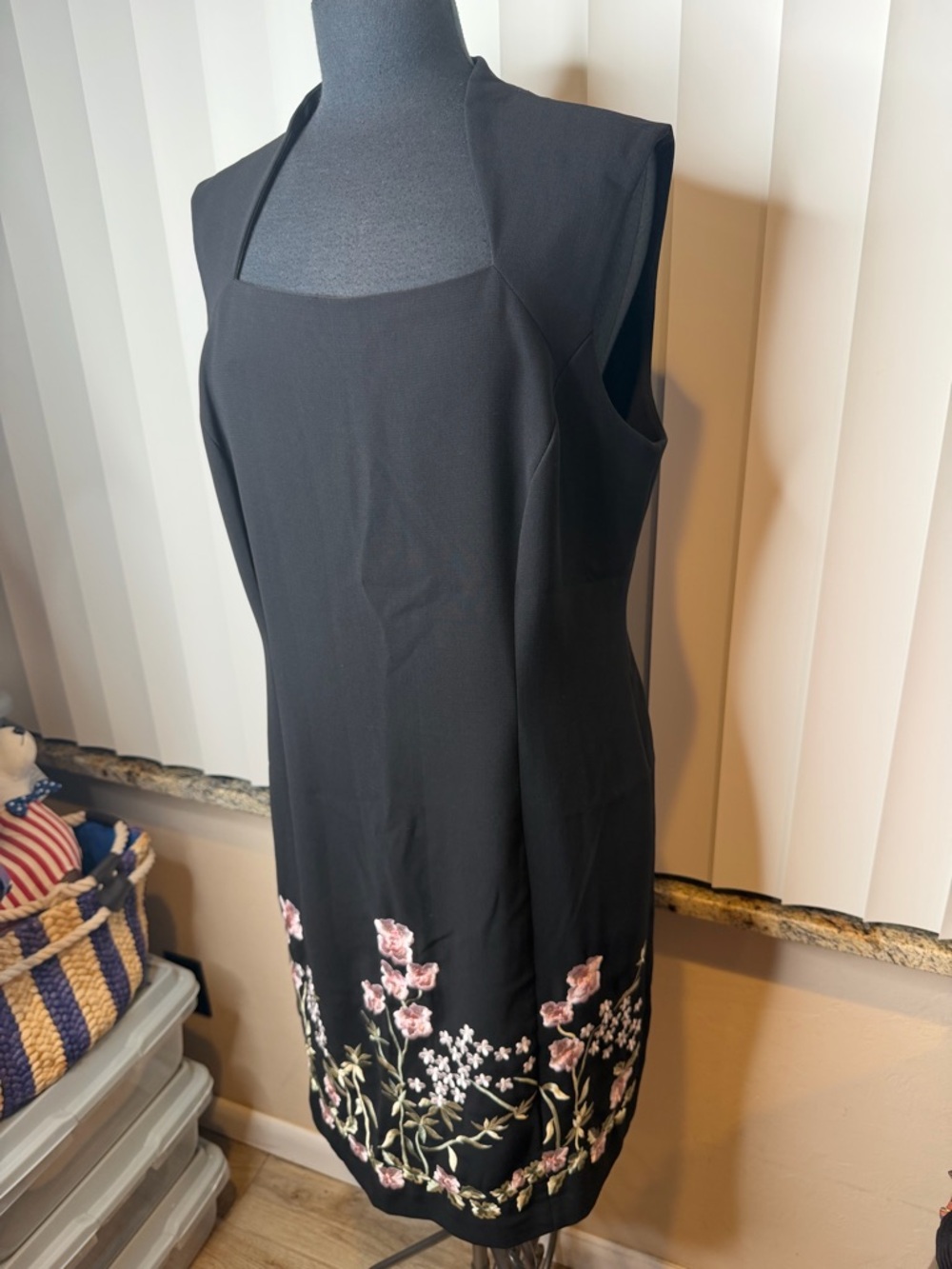 Tahari Black Embroidered Floral Hem Sleeveless Dress Square Neckline Size 14 - Picture 3 of 9